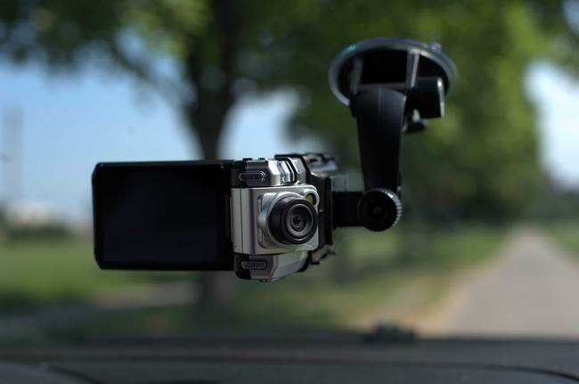 Видеорегистраторы с двумя камерами снимают сразу салон и то, что перед автомобилем