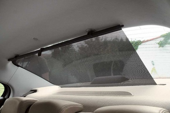 Выдвижная шторка на заднее стекло автомобиля