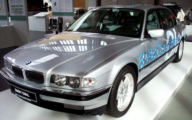 Автомобиль BMW 750hL