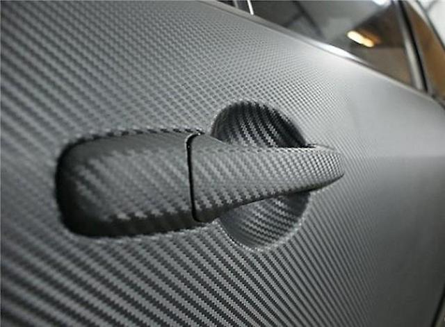 Карбоновая плёнка на внешней стороне двери автомобиля