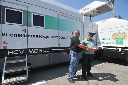 Проверка документов на машину на таможне между Россией и Литвой