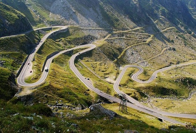 Дорога в горном серпантине в Румынии