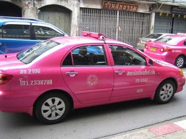 Такси для женщин окрашено в розовый цвет