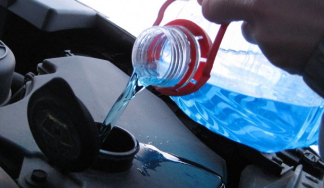 Хорошая незамерзающая жидкость поможет решить проблему замёрзшей воды в ёмкости для омывания окон