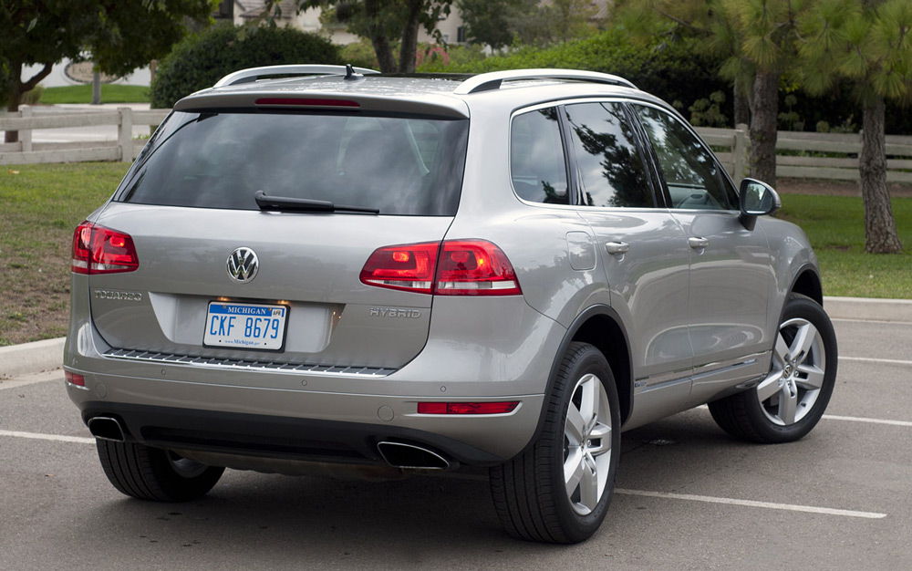 Вид автомобиля Volkswagen Touareg Hybrid сзади