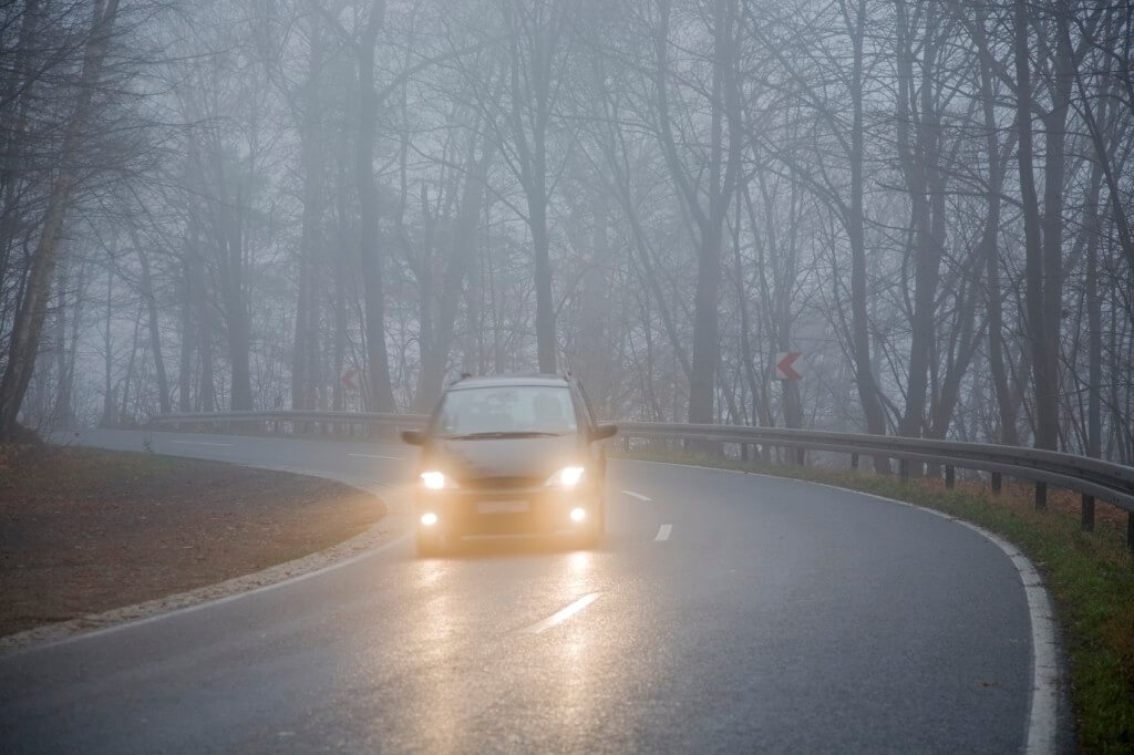 Движение на автомобиле в тумане